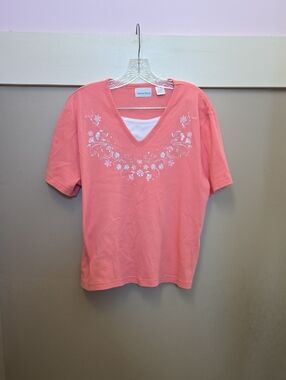 Women's Peach V-Neck Short Sleeve Tee with White Floral Detail